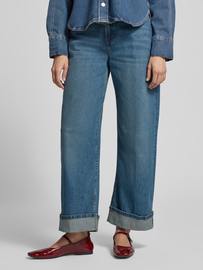 Kobiece model prezentuje Relaxed Fit Jeans aus Baumwoll-Mix Modell 'Miva' von OPUS, mieszanka bawełny i elastanu, krój relaxed fit, 5 kieszeni, szwy w kontrastowym kolorze, zakończenia nogawek z mankietem, szerokość w rozmiarze 36/28: 37 cm, długość wewnętrzna nogawki w rozmiarze 36/28: 70 cm, zapięcie na guzik i zamek błyskawiczny, widok całej sylwetki z przodu.