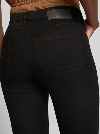Vrouwenmodel draagt Skinny Fit Jeans uit mix van katoen en elastaan model 'ELMA BLACK' van OPUS, dames skinny fit jeans, detailopname rug.