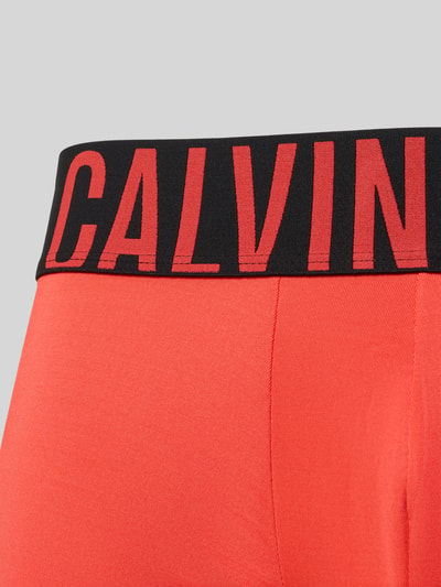 Produktfoto, Obcisłe bokserki Trunks mit elastischem Bund im 3er-Pack von Calvin Klein Underwear, mieszanka materiałów z dodatkiem streczu, dopasowany krój, elastyczny pas, wielopak: 3 szt., czerwony i czarny, gładka tekstura