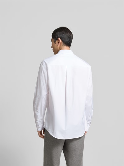 Männermodel trägt Regular Fit Freizeithemd aus Baumwolle von Dsquared2, weiß, Kentkragen, Ganzkörperansicht Rückansicht.
