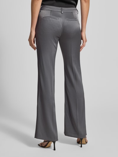 Frauenmodel trägt Flared Stoffhose mit Bundfalten von Luisa Cerano aus grauem Material-Mix, Gesäßtaschen, Flared-Cut, Ganzkörperansicht Rückansicht.