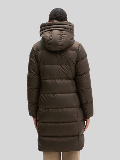 Frauenmodel trägt Regular Fit Daunenmantel mit Label-Print von Marc O'Polo in dunklem Braun, glatte Oberfläche, Ganzkörperansicht Rückansicht. Damen Daunenmantel von Marc O'Polo.