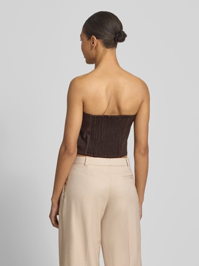 Vrouwenmodel draagt Slim Fit Blusentop in off-shoulder-look model 'RAVNA' van Copenhagen Muse, viscosemix, beige broek, rugaanzicht, ruglengte maat S 38 cm.