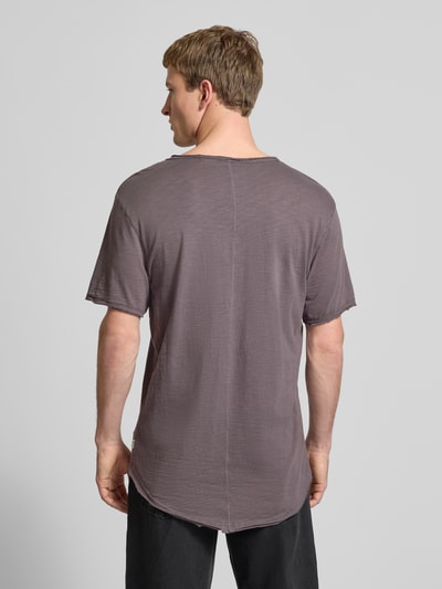 Männermodel trägt Regular Fit T-Shirt aus reiner Baumwolle Modell 'BENNE LONGY' von Only & Sons, Optik: Unifarben, Ganzkörperansicht Rückansicht.