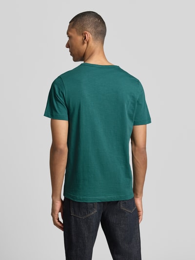 Männermodel trägt T-Shirt mit kurzer Knopfleiste von Lerros aus Reine Baumwolle, Gerader-Schnitt, Logo-Stitching, Rückenlänge 69 cm, Ganzkörperansicht Rückansicht.