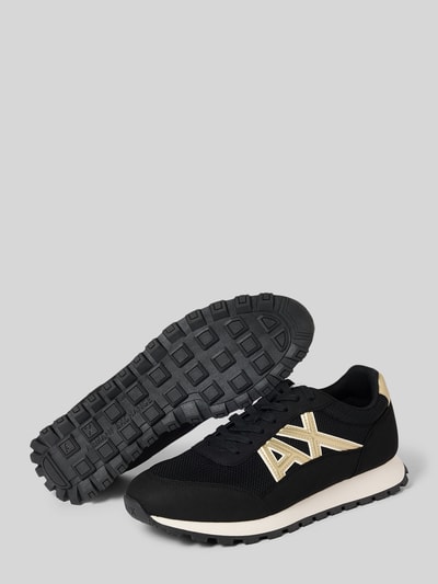 Productfoto, Sneaker mit Label-Detail Modell 'DROP' van ARMANI EXCHANGE, zwarte kleur, afgeronde punt, vetersluiting, rubberzool, hakhoogte maat 45: 2 cm, schachthoogte maat 45: 9 cm, schachtbreedte maat 45: 9 cm, goudkleurig labeldetail, grof profiel.