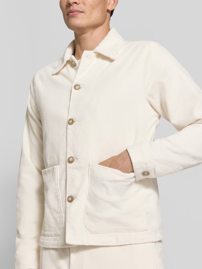 Männermodel trägt Hemdjacke mit Eingrifftaschen Modell 'HOLMDRUP' von Casual Friday in Creme, Baumwoll-Mix mit Stretch, Nahaufnahme Oberkörper.