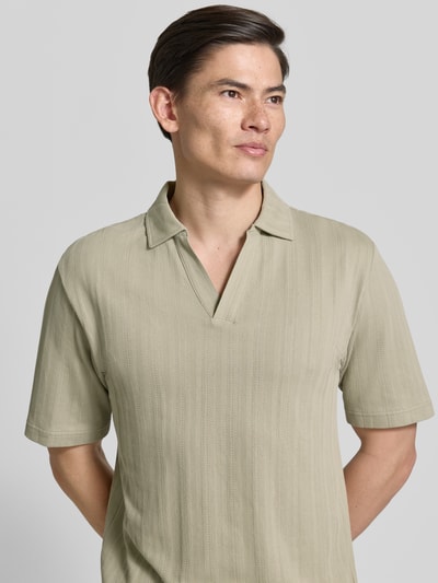 Männermodel trägt Relaxed Fit Poloshirt mit Strukturmuster Modell 'DALIBO' von HUGO, Optik: Unifarben, Material: reine Baumwolle, Nahaufnahme Oberkörper.