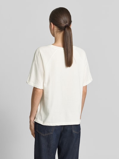 Frauenmodel trägt T-Shirt mit Häkelspitze Modell 'Cimon' von FREE/QUENT in Offwhite, reine Baumwolle, Regular Fit, Rückenlänge 54 cm, Ganzkörperansicht Rückansicht.