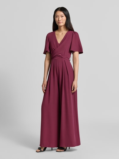 Frauenmodel trägt Jumpsuit mit Stoffgürtel von Rinascimento in Bordeaux, taillierte Passform, V-Ausschnitt, Ganzkörperansicht von vorne, Material-Mix mit Stretch-Anteil, Kurzarm, Raffungen