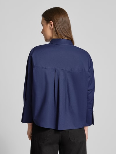 Vrouwenmodel draagt Regular Fit Hemdbluse aus Baumwoll-Mix Modell 'EGGY' van HUGO in effen donkerblauw met hemdkraag, popeline structuur, label stitching, 1/2-mouw met plooien en manchet, gewone pasvorm, volledige rugaanzicht.