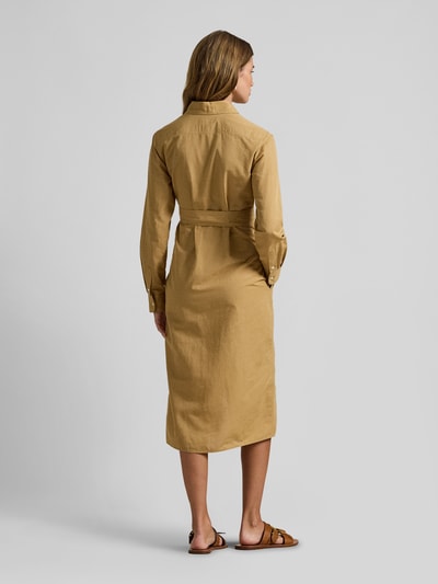 Frauenmodel trägt Hemdblusenkleid aus Baumwoll-Leinen-Mix von Polo Ralph Lauren in Beige, tailliert mit Taillengürtel, Ganzkörperansicht Rückansicht.