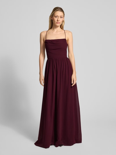 Modelka kobieca nosi Regular Fit Abendkleid mit freiem Rücken od Laona, kolor bordowy, efekt plisowania, grube ramiączka, długość do ziemi, sznurowanie z tyłu, kryta halka, szerokość w rozmiarze 36: 25 cm, długość tyłu w rozmiarze 36: 136 cm, widok całej sylwetki z przodu.