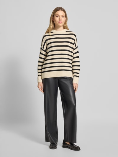 Vero Moda Sweter z dzianiny o kroju comfort fit z czystej bawełny model ‘CALLA’ Złamany biały 1