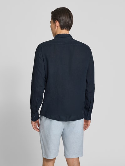 Männermodel trägt Regular Fit Freizeithemd aus reinem Leinen Modell 'RELEGANT' von BOSS Orange in Dunkelblau, Ganzkörperansicht Rückansicht.
