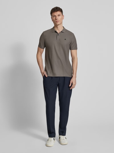 Męski model nosi Regular Fit Poloshirt mit Logo-Stitching Modell 'Performance' od Lerros, mieszanka bawełny, krój regular fit, model 'Performance', wyhaftowane logo, krótki rękaw, długość tyłu w rozmiarze M: 72 cm, kolor beżowy, gładka faktura, pełny widok z przodu.
