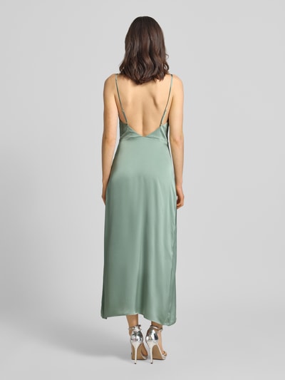 Frauenmodel trägt Regular Fit Midikleid mit Rückenausschnitt Modell 'Ravenna' von Vila aus grünem Satin, schimmernde Oberfläche, Spaghettiträger, dezenter Reißverschluss, Rückenausschnitt, Rückenlänge bei Größe 36: 117 cm, Brustweite bei Größe 36: 33 cm, Ganzkörperansicht Rückansicht.