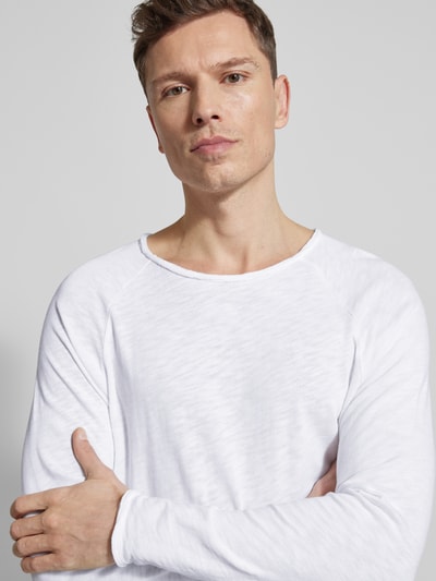 Männermodel trägt Longsleeve mit Rollsaum Modell 'SONOMA' von American Vintage, reine Baumwolle, weiß, Nahaufnahme Oberkörper.