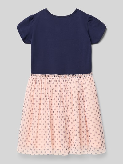 Meisje draagt 'Kleid im 2-in-1-Look mit Pailletten' van Happy Girls, donkerblauwe top, zachtroze rok met hartjes, a-lijn, katoen-elastaanmix, ronde hals, ruglengte 64 cm bij maat 116, mouwlengte 10 cm, geheel van achteren.
