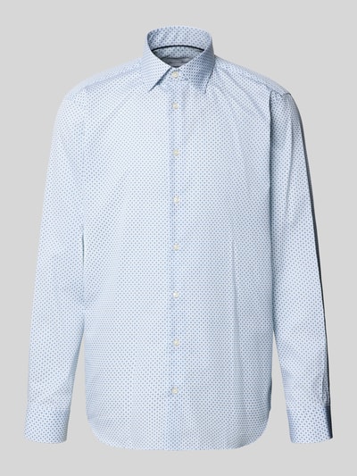 Produktfoto, Regular Fit Freizeithemd aus reiner Baumwolle mit Kentkragen von Christian Berg Men, feines Muster in Hellblau und Weiß, Knopfleiste, glatte Textur, Vorderansicht, Rückenlänge 79 cm, Schulterbreite 45 cm, Ärmellänge 65 cm