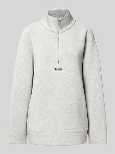 Produktfoto, Sweatshirt aus Viskose-Mix von ROTATE in Hellgrau mit Logo-Patch, Stehkragen und Reißverschluss, taillierte Passform, 69 cm Rückenlänge bei Größe S, glatte Textur.