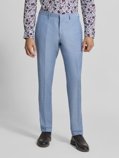 Männermodel trägt Slim Fit Anzug aus Schurwoll-Mix mit Viskose-Anteil von ROY ROBSON, hellblau, Bügelfalten, Nahaufnahme Unterkörper, Vorderansicht