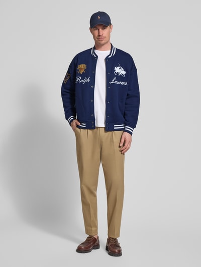 Männermodel trägt Regular Fit College-Jacke aus Baumwoll-Mix von Polo Ralph Lauren in Optik: Unifarben, Ganzkörperansicht von vorne.