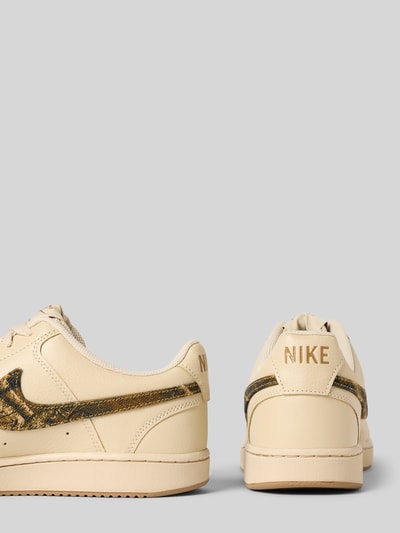 Produktfoto, Sneaker mit Logo-Patch Modell 'COURT VISION SE' von Nike in Beige mit goldfarbenem Logo, Herren Sneaker von Nike