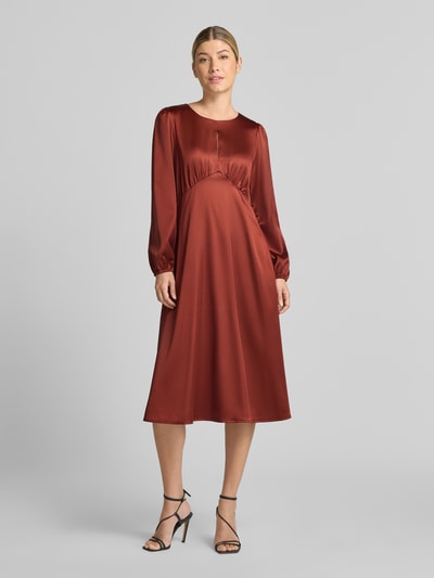 Vrouwenmodel draagt Midikleid aus Satin met Schlüssellochausschnitt van Christian Berg Woman Selection, rood, satijn, getailleerd, elastische materiaalmix, druppelvormige hals, met lange mouwen, ruglengte maat 36: 112 cm, borstwijdte maat 36: 44 cm, mouwlengte maat 36: 55 cm, effen ontwerp, textuur voelt aan als satijn, geheelvooraanzicht.