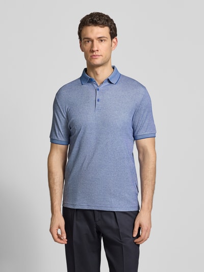 Männermodel trägt Slim Fit Poloshirt mit Label-Detail von HECHTER PARIS, blaue Baumwollmischung, Polokragen, elastische Abschlüsse, Ganzkörperansicht von vorne. Rückenlänge bei Größe M: 70 cm.