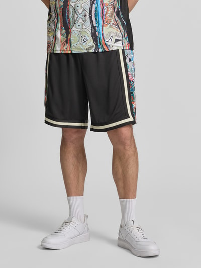 Männermodel trägt Shorts aus Mesh mit Kontraststreifen von COLUCCI, Gerader-Schnitt, elastischer Bund, Ganzkörperansicht von vorne.