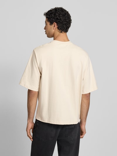 Männermodel trägt T-Shirt mit Ketten-Stickerei und Rundhalsausschnitt von REVIEW, Reine Baumwolle, Relaxed-Fit, Rückenlänge 65 cm, Ganzkörperansicht Rückansicht.