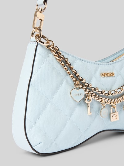 Produktfoto, Shoulder Bag mit Logo-Detail Modell 'Libby' von Guess in hellblauer Leder-Optik, Zier-Detail, goldene Kette, Hauptfach mit Reißverschluss, abnehmbarer Schulterriemen, Maße 30 cm Breite, 16 cm Länge, 5 cm Tiefe, 55 cm Schulterriemen, Damen Accessoire.