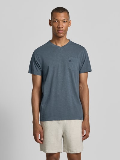 Männermodel trägt Regular Fit T-Shirt mit V-Ausschnitt von Lerros aus Reine Baumwolle, Brusttasche, Logo-Stitching, Ganzkörperansicht von vorne.