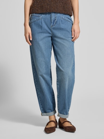 Frauenmodel trägt Loose Fit Jeans im 5-Pocket-Design Modell 'Studio Pants 406' von Buena Vista, hellblaue Baumwoll-Mix Struktur, umgeschlagener Saum, Knopf-Reißverschluss, Ganzkörperansicht von vorne.