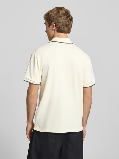 Männermodel trägt Regular Fit Poloshirt aus Baumwoll-Mix Modell 'TOMON' von Only & Sons, Optik: Unifarben, Rückansicht.