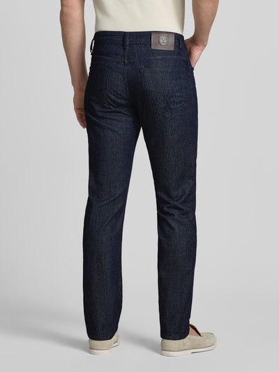 Männermodel trägt Modern Fit Jeans mit Eingrifftaschen Modell 'Fortress' von JOOP! Collection, Baumwoll-Elasthan-Mix, Ganzkörperansicht Rückansicht.