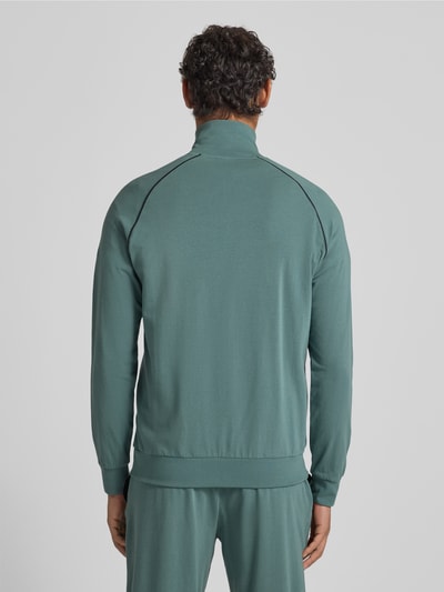 Męski model nosi Regular Fit bluzę rozpinaną z mieszanki bawełny Model 'MIX&MATCH JACKET Z' od BOSS, jednokolorowy, stójka, długi rękaw, wyhaftowane logo, paski w kontrastowym kolorze, kieszeń kangurka, widok z tyłu na całe ciało.