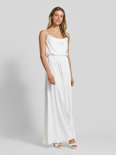 Frauenmodel trägt Abendkleid aus Satin mit Spaghettiträgern von Hey Kyla, Tailliert, Nahtreißverschluss, Ganzkörperansicht von vorne. Rückenlänge bei Größe 36: 123 cm, Brustweite bei Größe 36: 35 cm.
