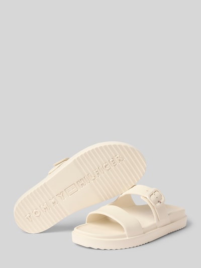 Produktfoto, Slipper mit Schnalle von Tommy Hilfiger, kolor jednolity, zaokrąglony nosek, płaski obcas, tłoczone logo, klamra, podeszwa strukturalna