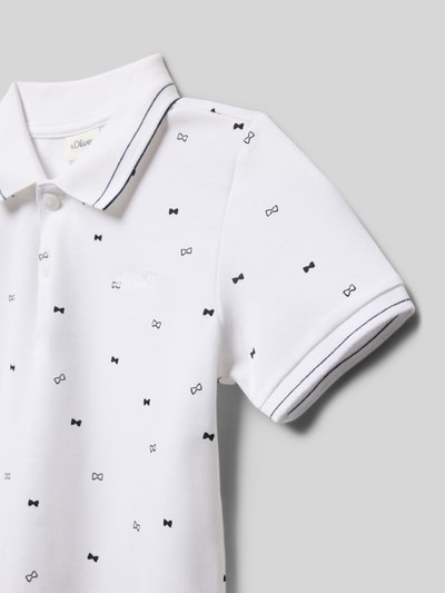 Produktfoto, Regular Fit Poloshirt aus reiner Baumwolle von s.Oliver RED LABEL in Optik: Unifarben mit Optik:Allover-Muster, Label-Stitching-Applikation, Polokragen, V-Ausschnitt, kurze Knopfleiste, Kurzarm mit geripptem Ärmelabschluss, Materialverarbeitung: Piqué.