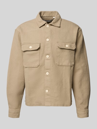 Produktfoto, Regular Fit Hemdjacke mit Strukturmuster Modell 'Upstate' von JACK & JONES aus reiner Baumwolle in Beige, große Knöpfe, Brusttaschen, Umlegekragen, Sportmanschetten, strukturierte Oberfläche, klassische Form, Größe M mit 67 cm Rückenlänge, 53 cm Schulterbreite, 62 cm Ärmellänge.