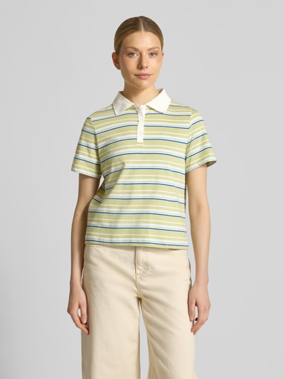 Frauenmodel trägt Regular Fit Poloshirt aus reiner Baumwolle von s.Oliver RED LABEL, mehrfarbig, gestreift, Feinripp, Ganzkörperansicht von vorne.