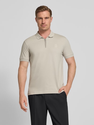 Männermodel trägt Slim Fit Poloshirt aus Baumwoll-Mix Modell 'PASSERZIP' von BOSS Orange, Optik: Unifarben, Label-Patch, Polokragen, kurzer Reißverschluss, Kurzarm, Ärmelabschluss: Gerippt, Ganzkörperansicht von vorne.