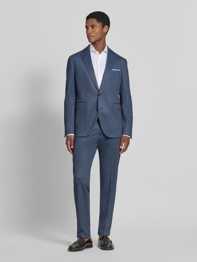 Männermodel trägt Regular Fit Sakko mit Viskose-Anteil Modell 'Data' von CINQUE in Blau, strukturierte Optik, Ganzkörperansicht von vorne.