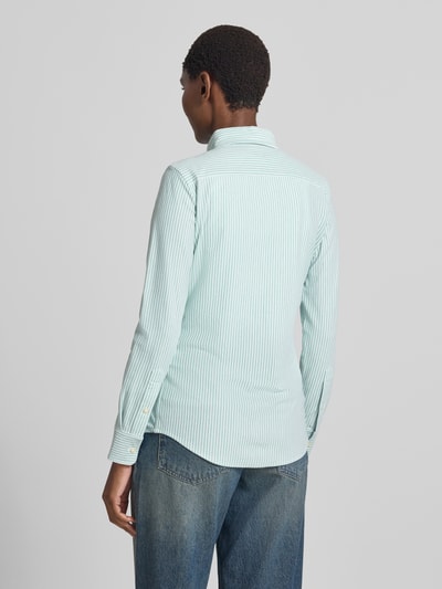 Frauenmodel trägt Regular Fit Hemdbluse aus reiner Baumwolle von Polo Ralph Lauren in Hellblau mit feinen Streifen, Ganzkörperansicht Rückansicht.
