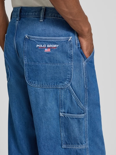 Mężczyzna nosi Baggy Fit Jeans aus reiner Baumwolle od Polo Ralph Lauren, niebieski bawełniany denim, widok z tyłu, detal tył.