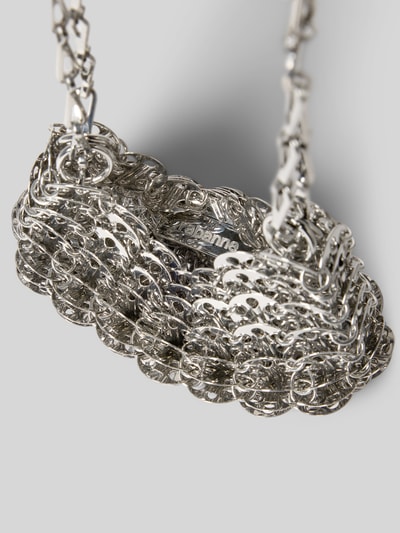 Produktfoto, Crossbody Bag mit Label-Details von Rabanne in Metallicoptik, offene Gliederketten-Struktur, silberfarbene Textur, Nahaufnahme.