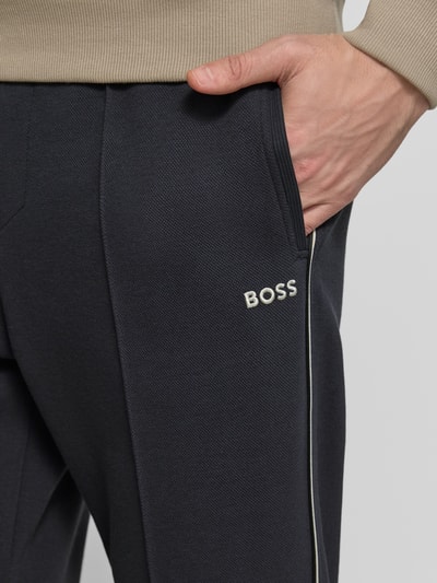 Männermodel trägt Regular Fit Sweatpants aus Baumwoll-Mix Modell 'JOIN HADIKO' von BOSS Green, Optik: Unifarben, Nahaufnahme Oberkörper
