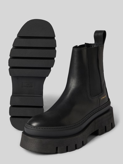 Produktfoto, Stiefel aus echtem Leder mit Logo-Detail von Copenhagen, schwarzes Leder, profilierte Sohle, abgerundete Passform, Absatz 5 cm, Schafthöhe 17 cm, Schaftweite 11 cm